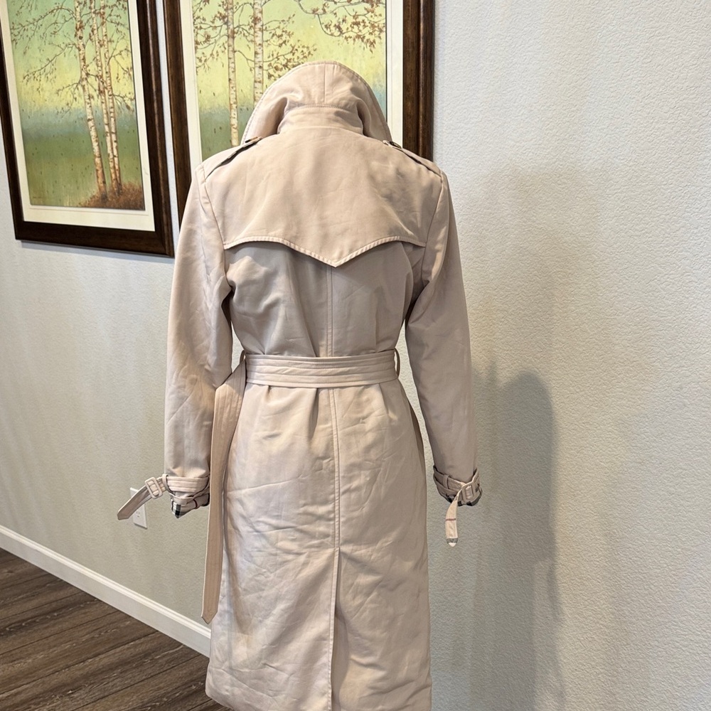 Authentic Burberry Light Tan Trench Coat - Picture 5 of 17